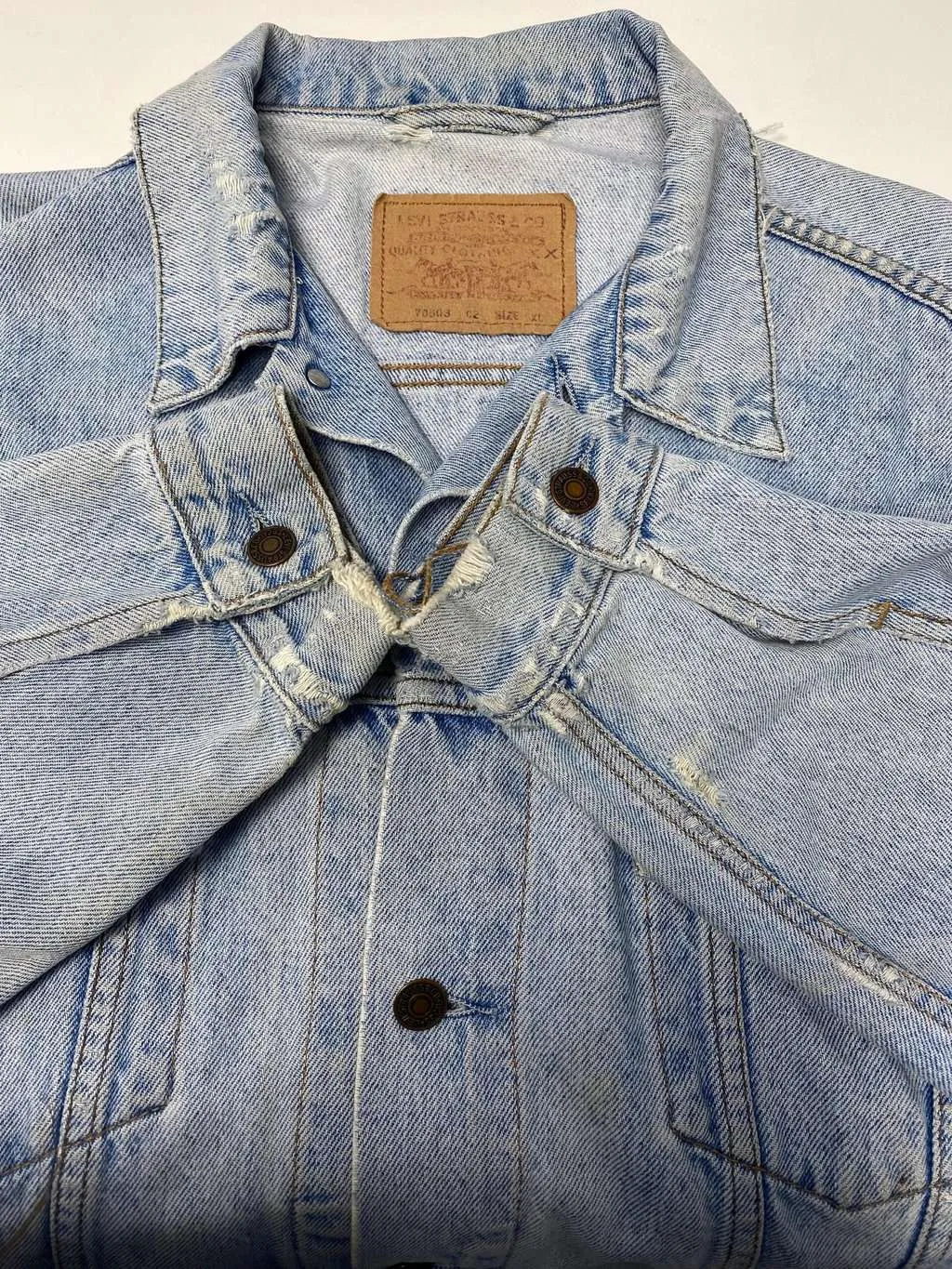 Vintage Levis distressed denim jacket in pale blue – Large / XL